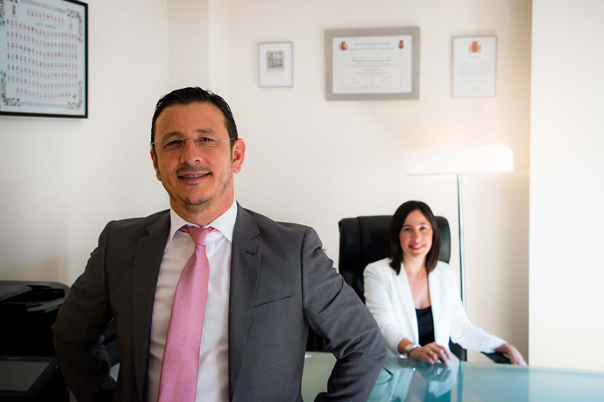 Dos procuradores se ofrecen para contactar con un procurador en Madrid